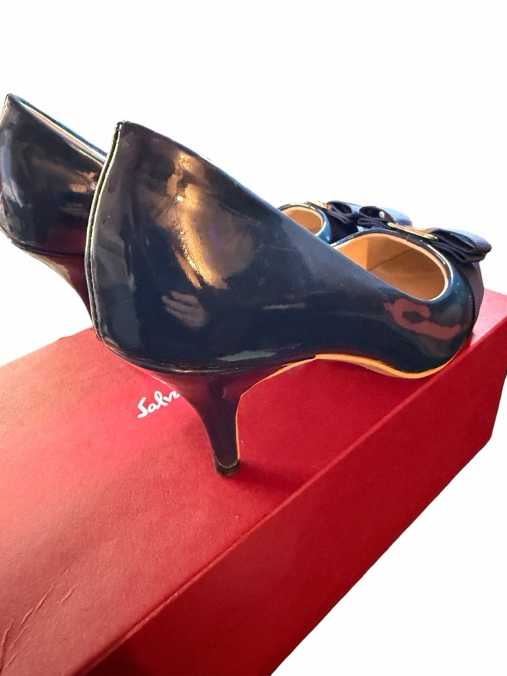 Salvatore Ferragamo Vara Navy Patent Leather Bow Pumps - Size 40 w/ Box - Picture 4 of 4